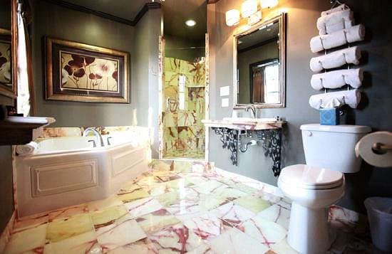 The Campbell Hotel Jacuzzi room