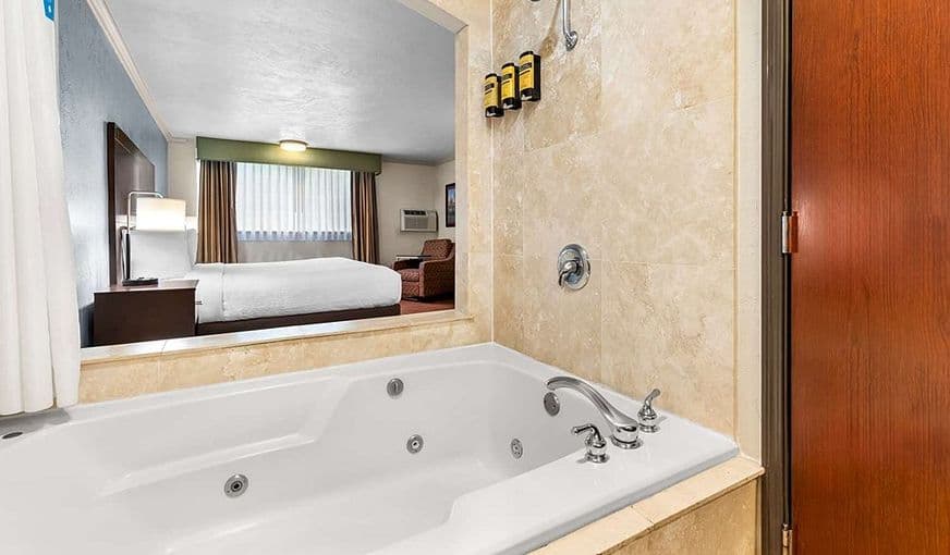 Best Western Plus Parkway Inn Jacuzzi room