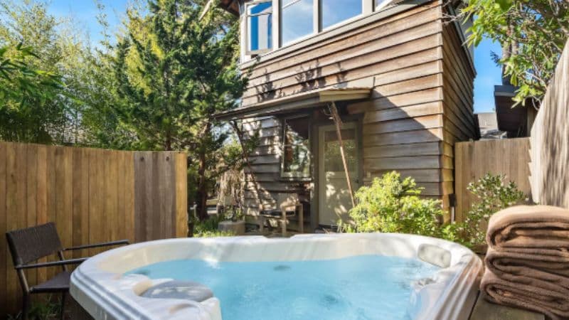 Coast Cabins Jacuzzi room