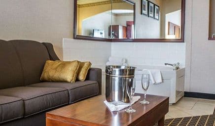 Comfort Suites Portland Southwest - Jetted-Tub Suite hotel photo 2