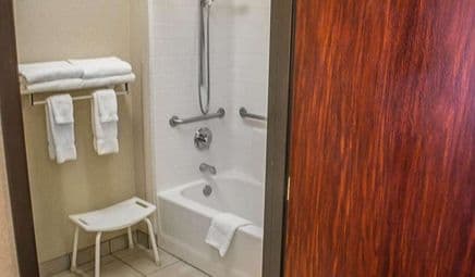 Comfort Suites Portland Southwest - Jetted-Tub Suite hotel photo 4