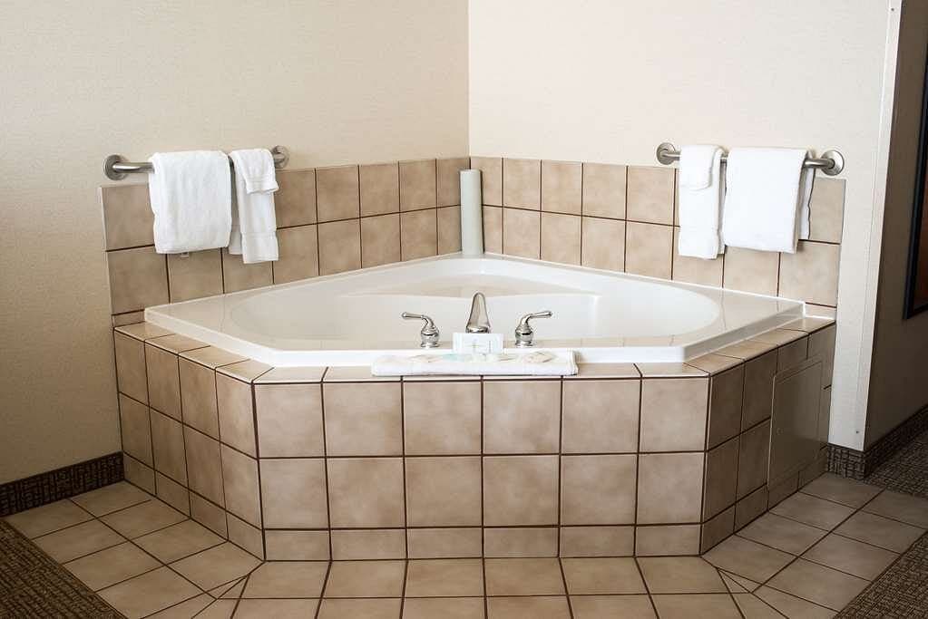 Comfort Suites Springfield RiverBend Medical Jacuzzi room