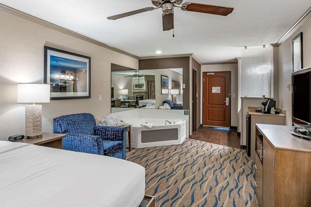 Elizabeth Oceanfront Suites Jacuzzi room