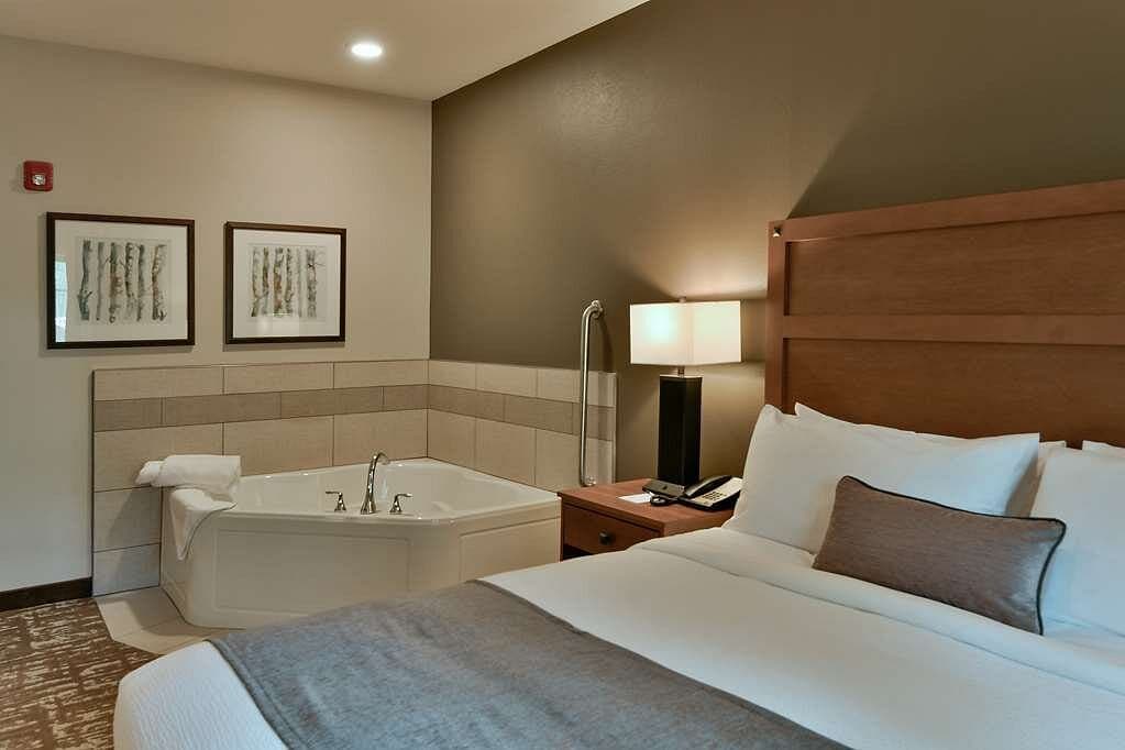 GrandStay Hotel & Suites Sisters Jacuzzi room