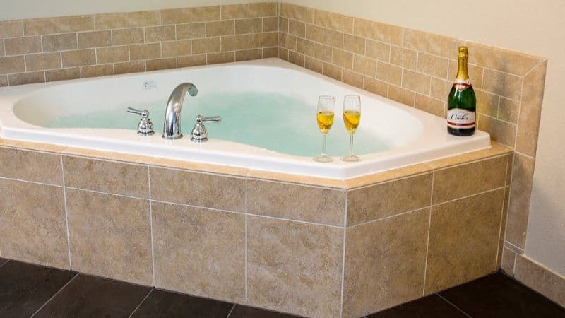 Looking Glass Inn Jacuzzi room