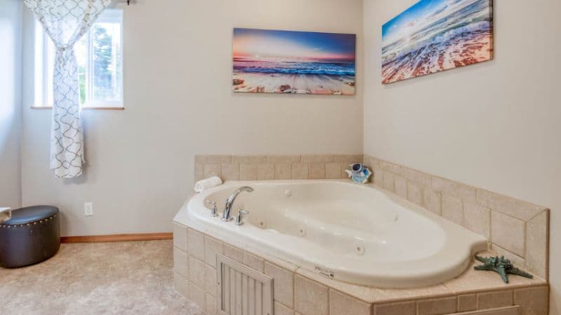 Miss Olena Jacuzzi room