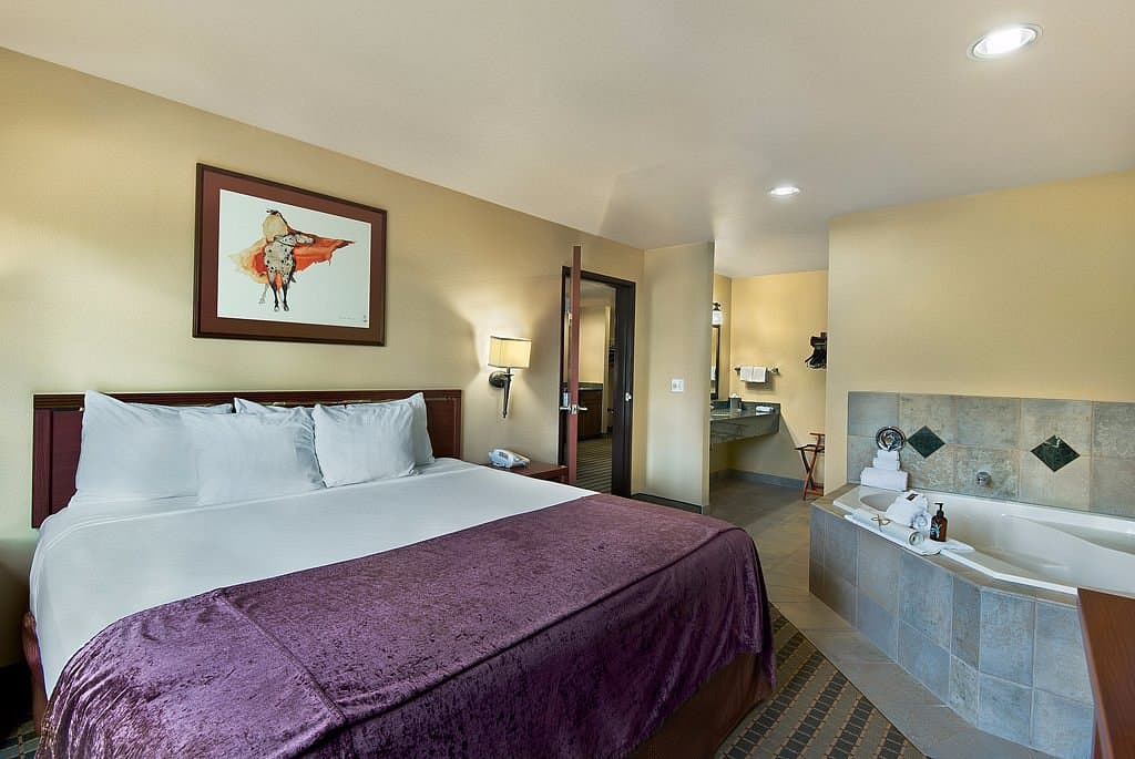 Oxford Suites Pendleton Jacuzzi room