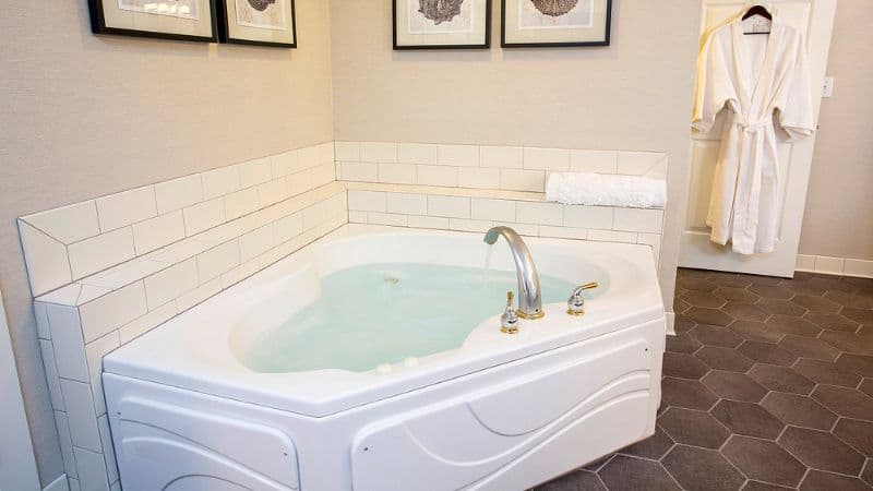 Shearwater Inn Jacuzzi room