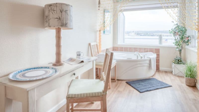 Surfer Dude – Anchor Pier Lodge Jacuzzi room