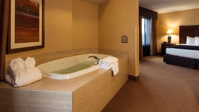 The Grand Hotel at Bridgeport Jacuzzi room