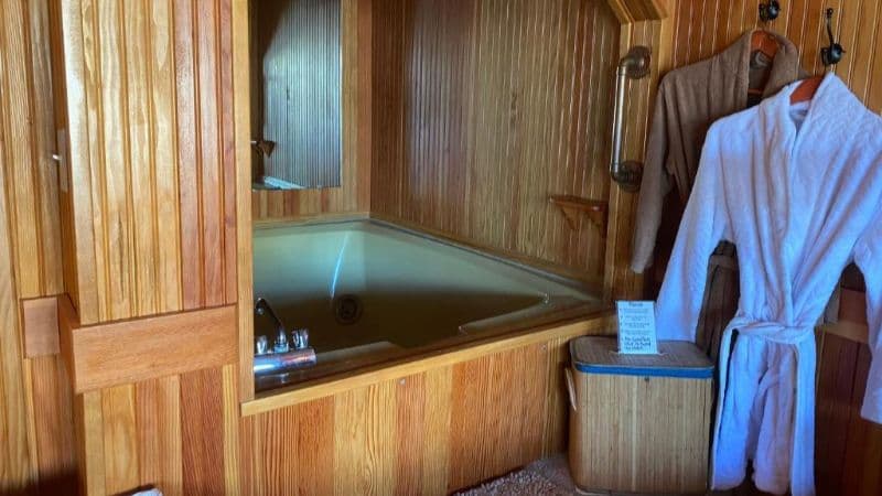 Whistling Winds Motel Jacuzzi room