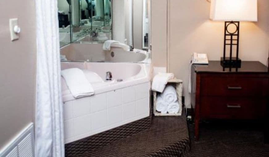 Altoona Grand Hotel Jacuzzi room
