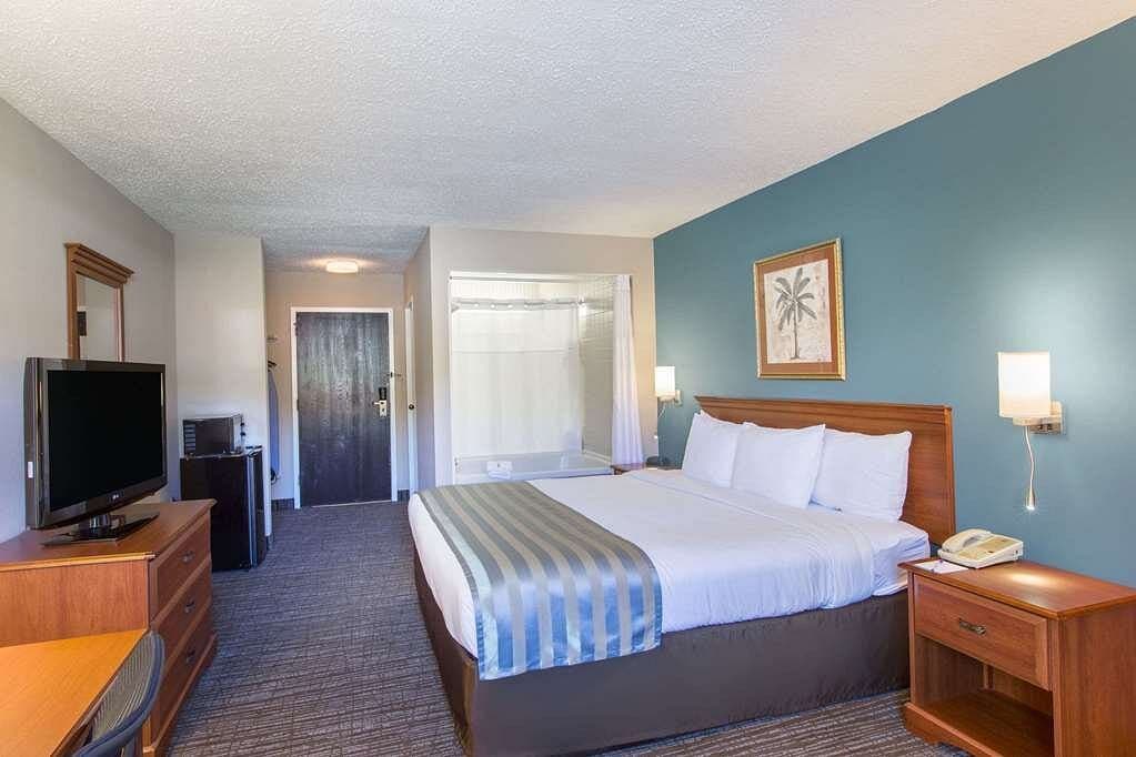 Baymont by Wyndham Bartonsville Poconos Jacuzzi room