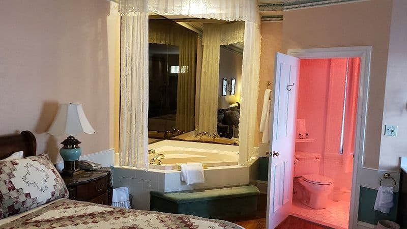 Bird-In-Hand Family Inn Jacuzzi room