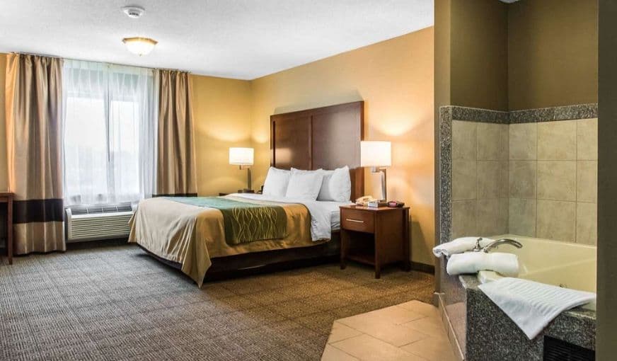 Comfort Inn Lancaster County Jacuzzi room