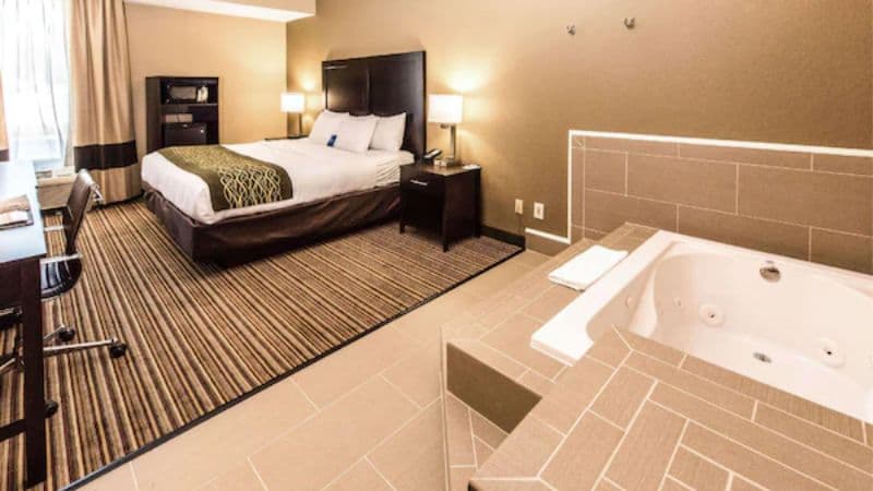 Comfort Inn Lehigh Valley West Jacuzzi room