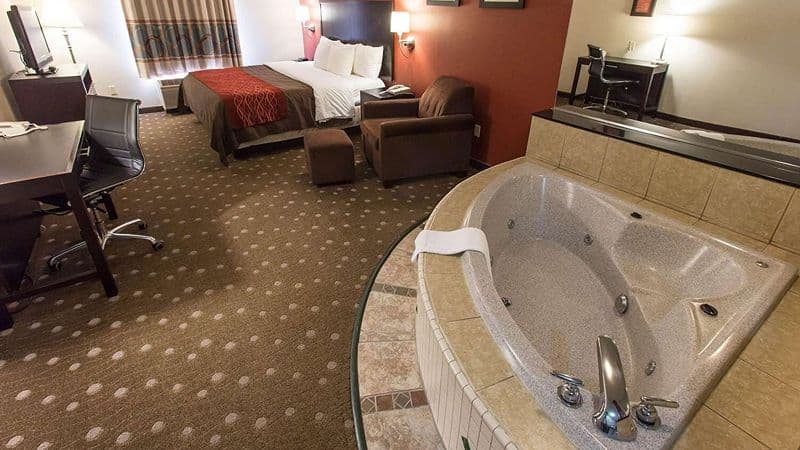 Comfort Inn Pittsburgh Jacuzzi room