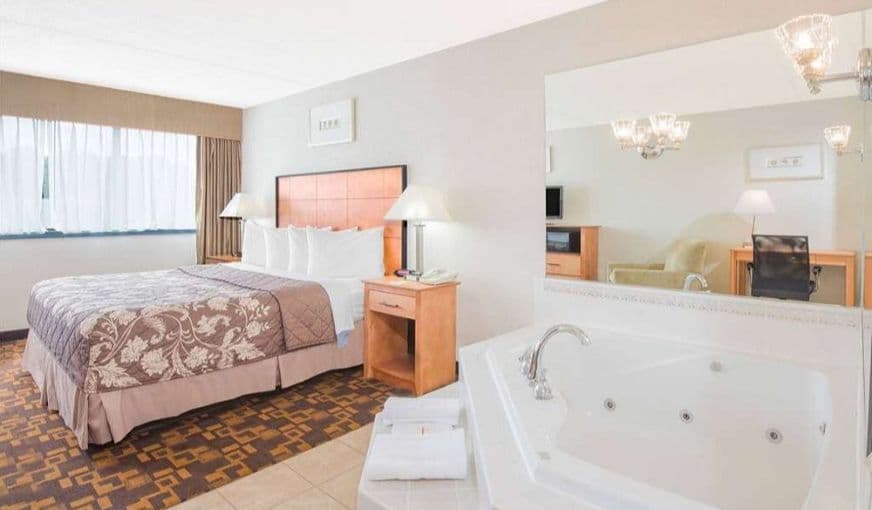 Days Inn by Wyndham Gettysburg Jacuzzi room
