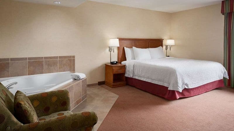 Hampton Inn Belle Vernon Jacuzzi room