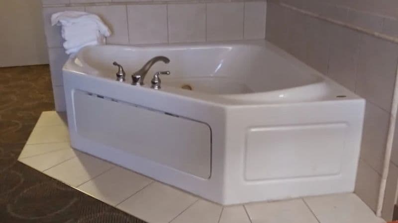 Hilton Garden Inn Erie Jacuzzi room