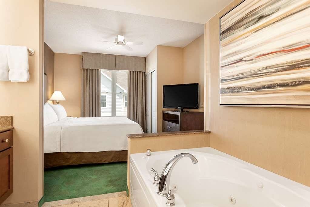 Homewood Suites by Hilton Reading Jacuzzi room
