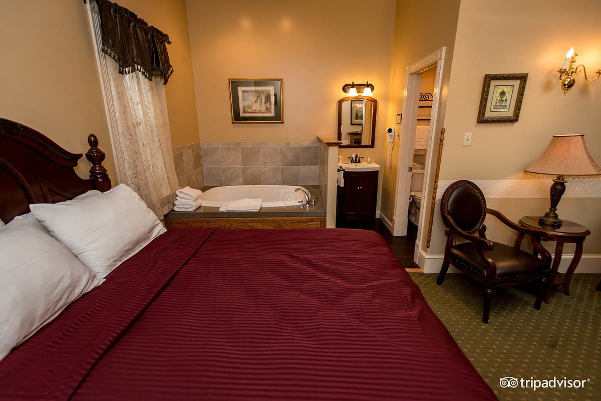 Inn at Jim Thorpe Jacuzzi room