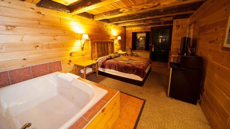 Log Cabin Lodge and Suites Jacuzzi room