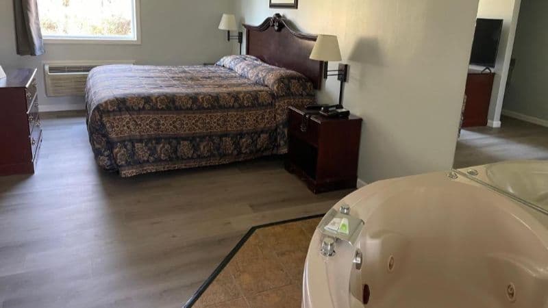 Perry-O Inn & Suites Jacuzzi room