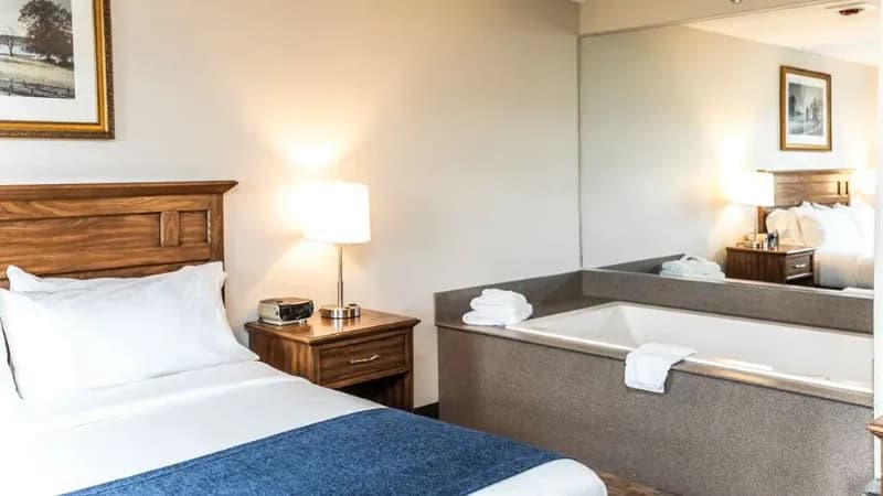 SureStay Plus Hotel by Best Western Elizabethtown Hershey Jacuzzi room