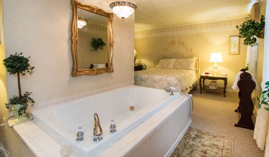 The Globe Inn Jacuzzi room