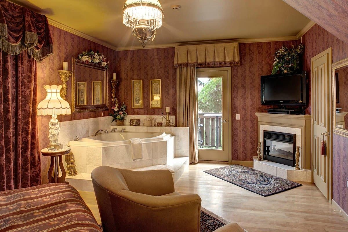 Twin Pine Manor, Ephrata Jacuzzi room