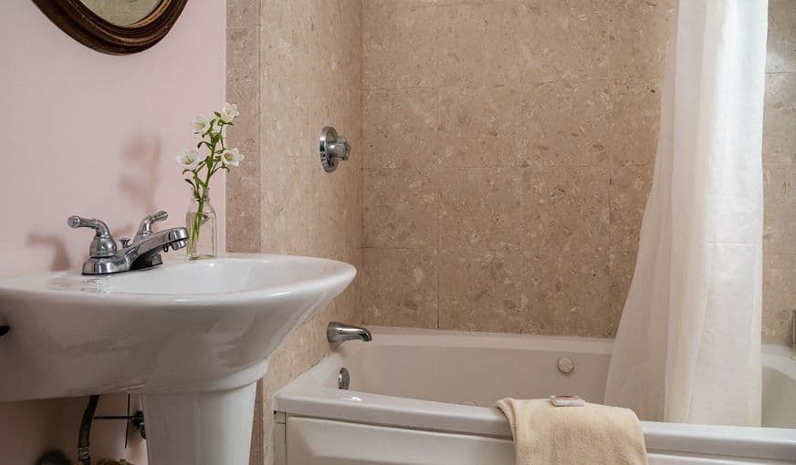 Blue Dory Inn Jacuzzi room