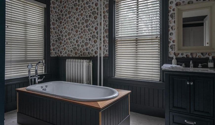 Chart House Inn Jacuzzi room