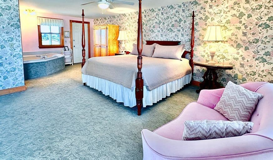 Rose Farm Inn Jacuzzi room
