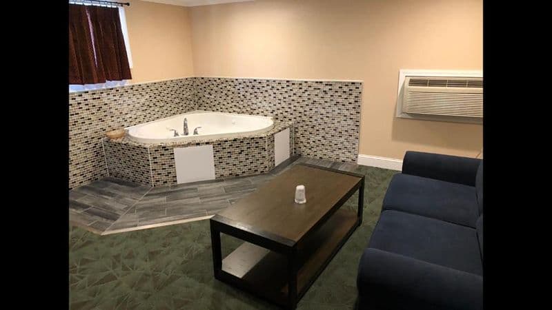 Sky View Motor Inn Jacuzzi room