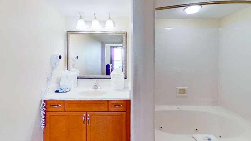 Bahama Sands Luxury Condominiums Jacuzzi room