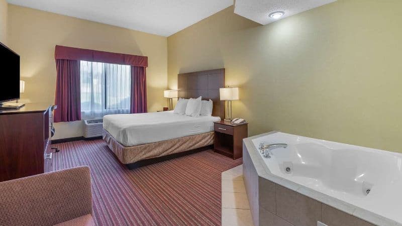 Best Western Seneca-Clemson Jacuzzi room