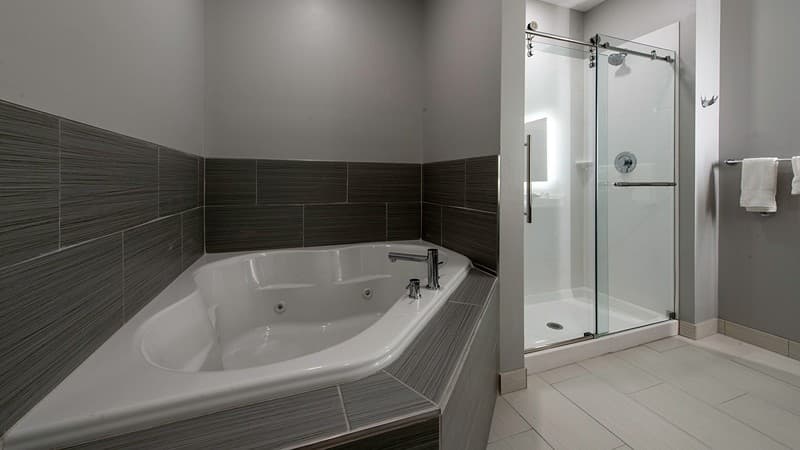 Comfort Suites Greenville Airport Jacuzzi room