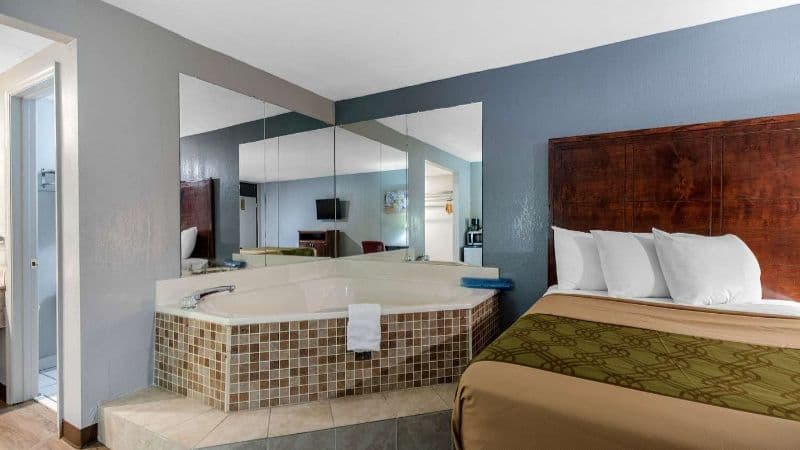 Econo Lodge Aiken Jacuzzi room