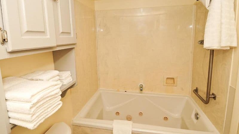Holiday Sands South Jacuzzi room