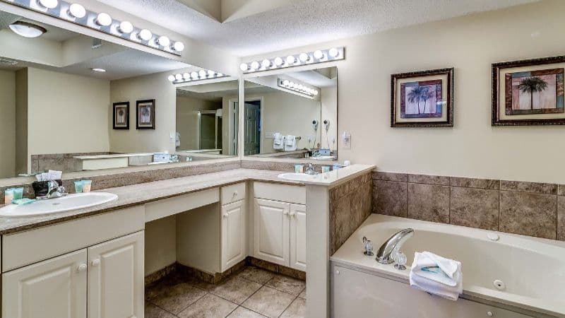Island Vista Oceanfront Resort Jacuzzi room