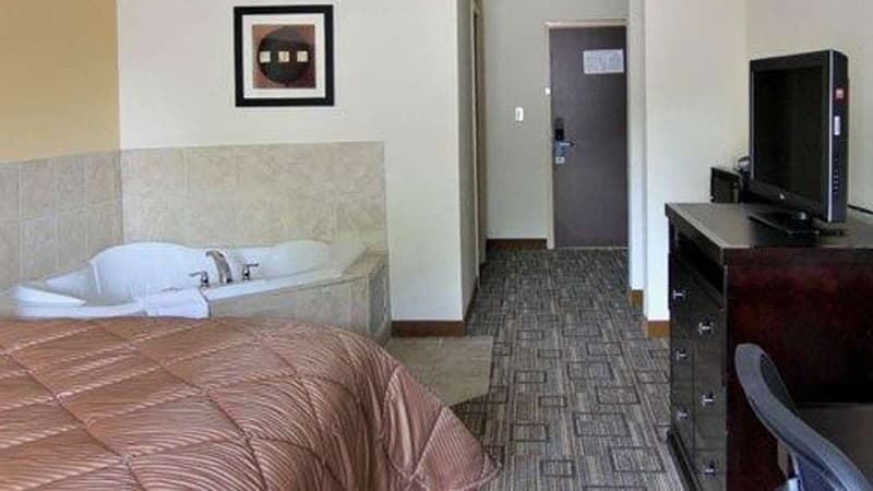 Quality Inn & Suites Greenville Jacuzzi room