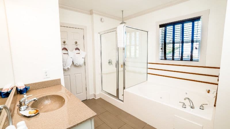 Regatta Inn Jacuzzi room