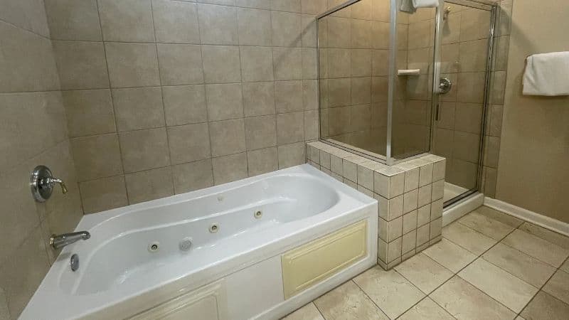 Royale Palms Condominiums Jacuzzi room