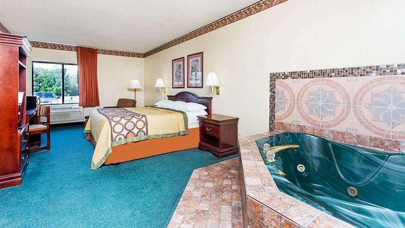 Super 8 by Wyndham Piedmont Greenville Area Jacuzzi room