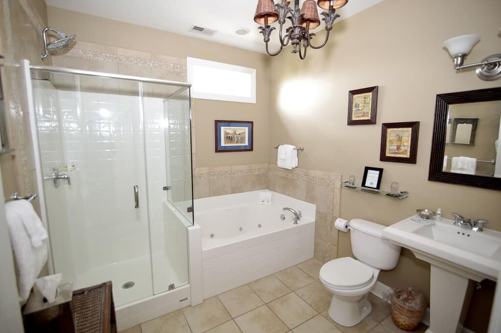 Water’s Edge Inn Jacuzzi room