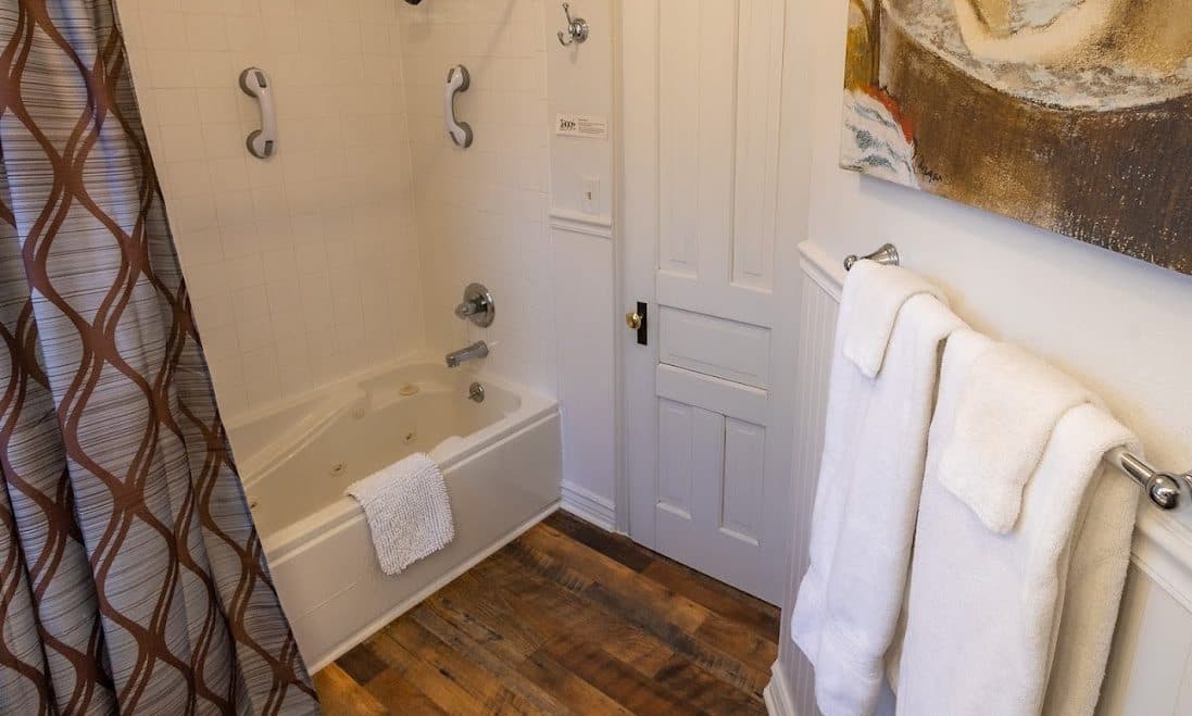 1899 Inn Jacuzzi room