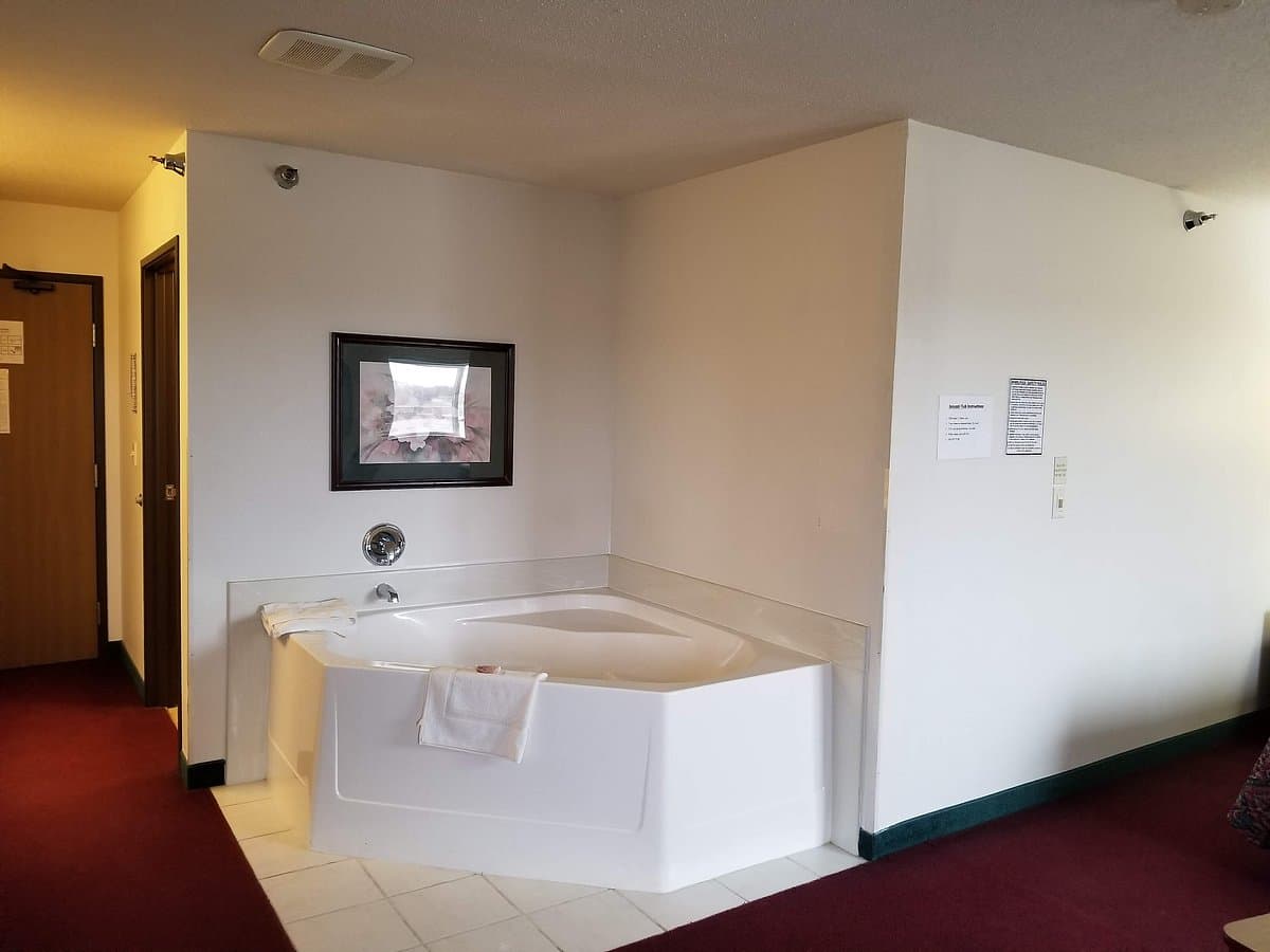 Bilmar Inn & Suites Jacuzzi room