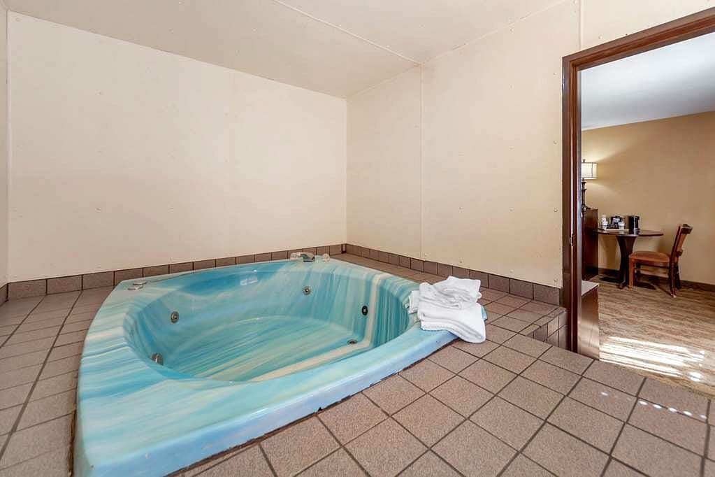 Econo Lodge Black Hills Jacuzzi room