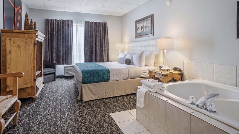 Elevation Inn & Suites Jacuzzi room